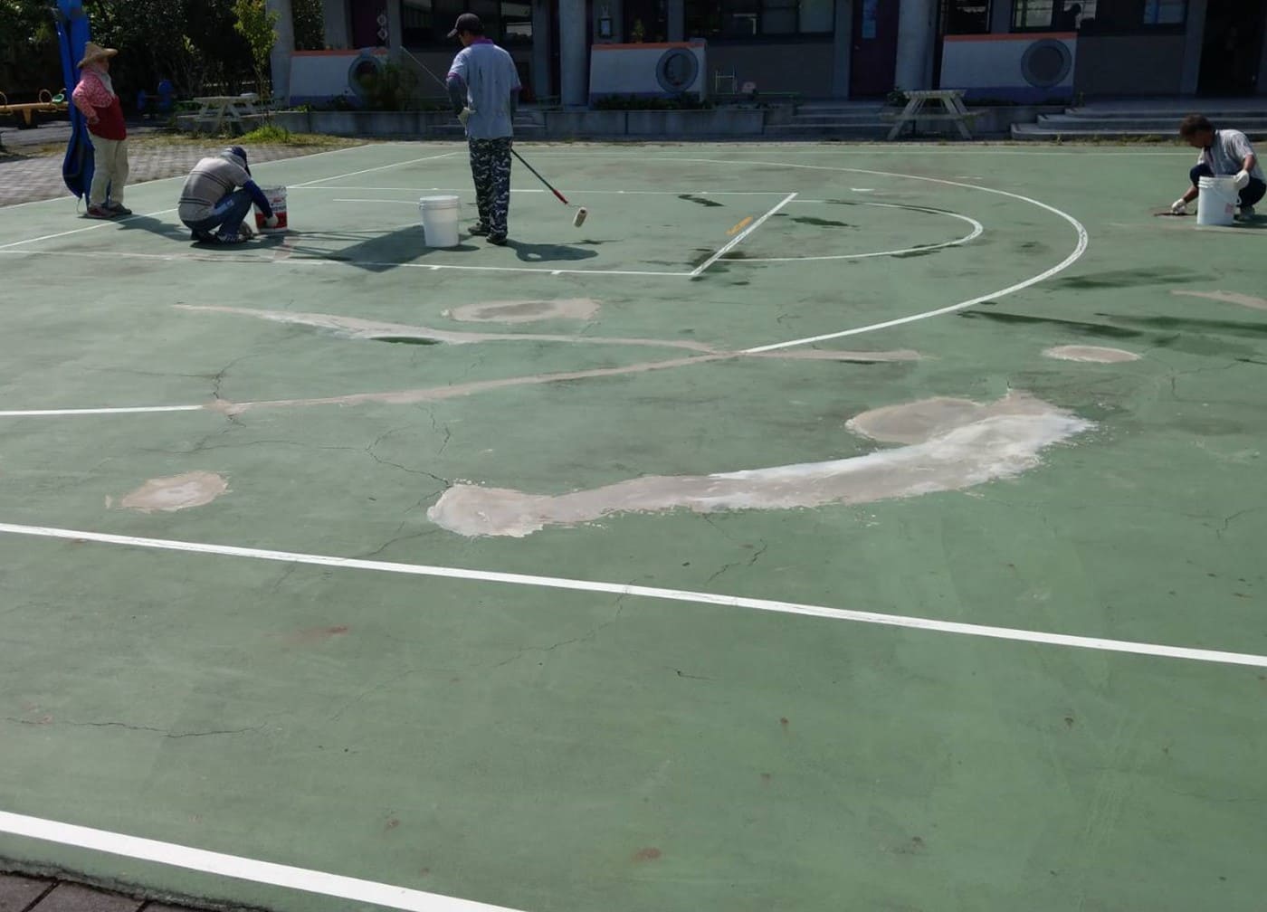 南投市｜使用多年的學校籃球場施工前，地板坑坑洞洞、脫皮