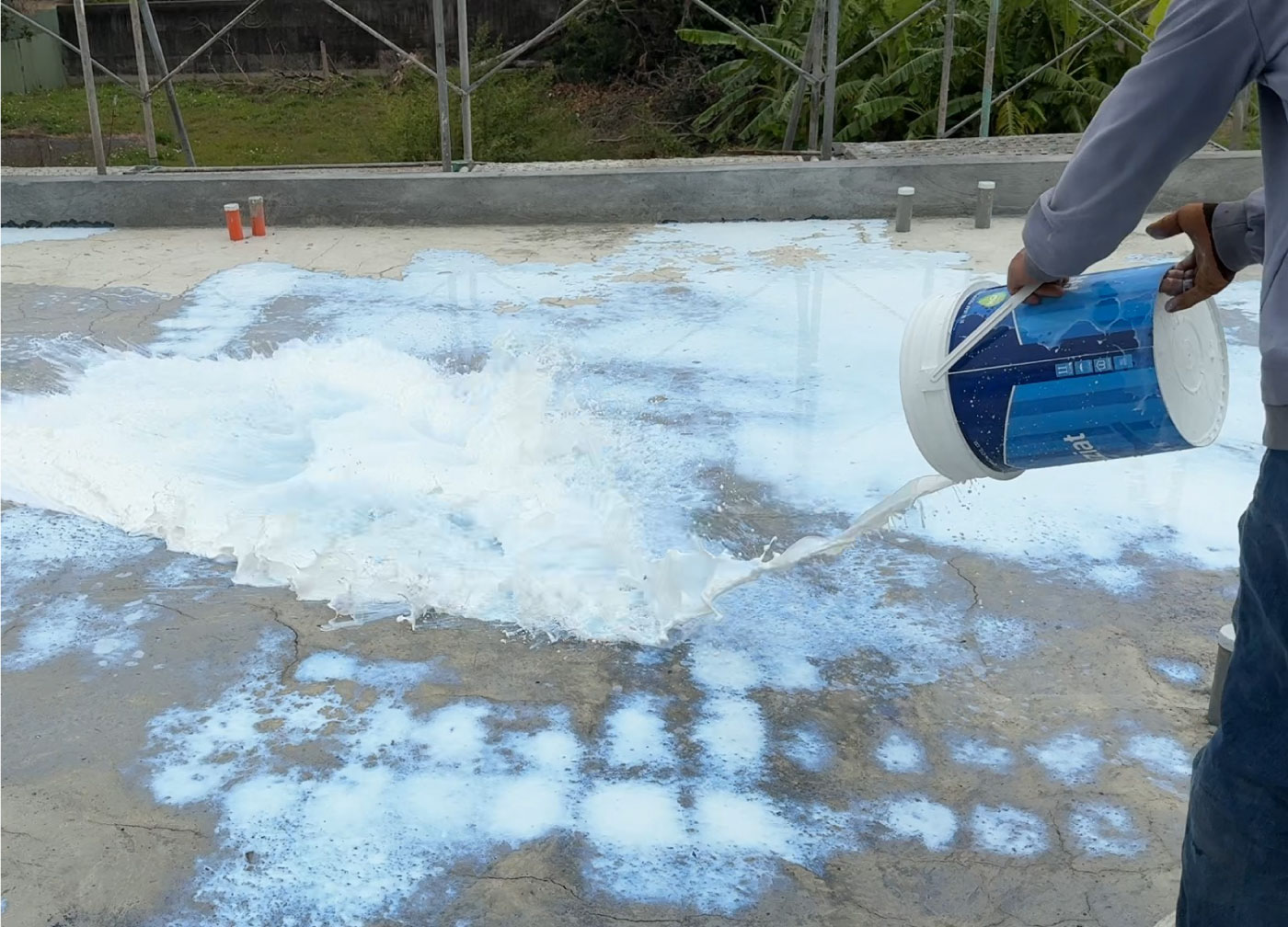 整桶倒下去！最豪邁、簡單的防水施作方法